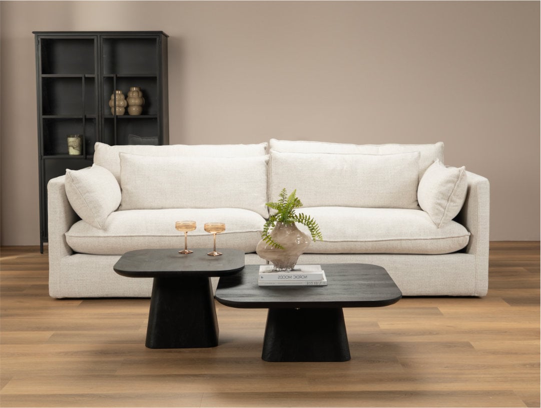 witte bank met kleine tafel in woonkamer